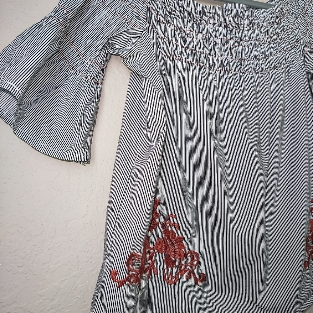 Sweet Wonderer Top, Floral Applique, Smocked Neck, Blue & White Stripe, L - Picture 3 of 7